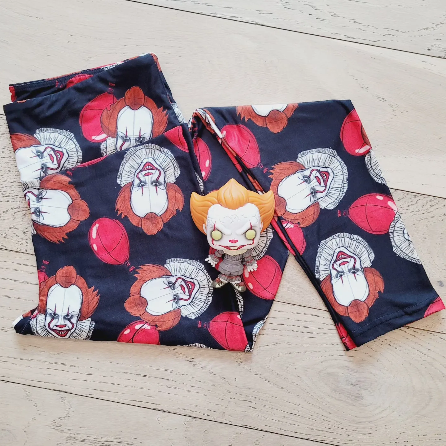 Pre-Order: Bloody Pennywise (Semi-Exclusive) - High-quality Handcrafted Vibrant Leggings